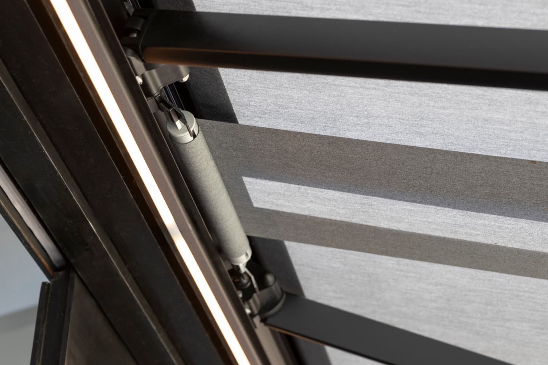 Close‑up of the Brustor junction roller mechanism guiding the fabric of an awning valance or screen for smooth and stable operation